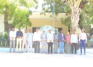 GUDDOOMIYE ISMAACIIL YUUSUF CUSMAAN AYAA XAFIISKIISA KU QAABILAY MAS’UULIYIIN KA SOCDAY MAAMULKA JAAMACADDA SOOMAALIYA